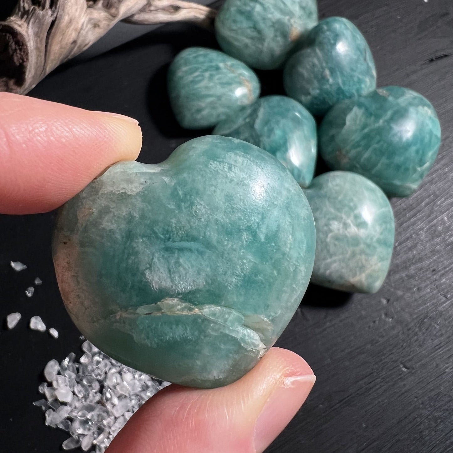 Amazonitherz in der Hand | Happy Minerals