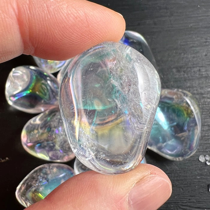 Angel Aura Quarz Trommelstein in der Hand | Happy Minerals