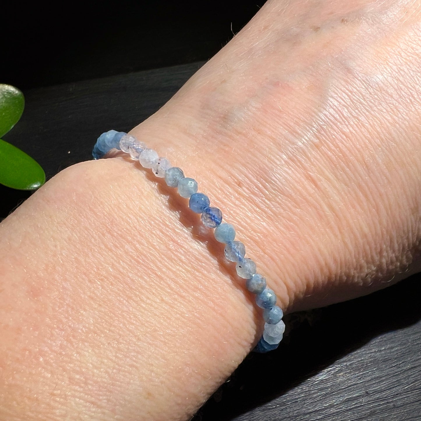 Aquamarin Armband, gefertigt aus facettierten 4mm Aquamarin-Perlen. Mit einer Länge ca. 19cm, am Handgelenk | Happy Minerals