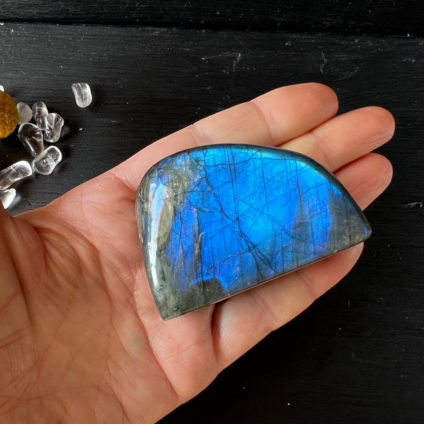 Blaue Labradorit Freeform mit Standfläche