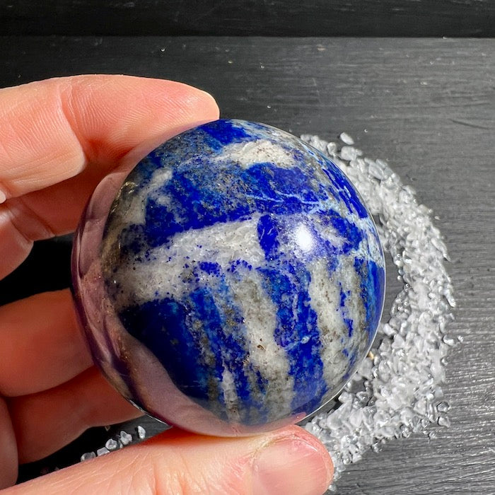Blaue Lapislazuli Kugel 54mm mit Quarz Einschlüssen | Happy Minerals