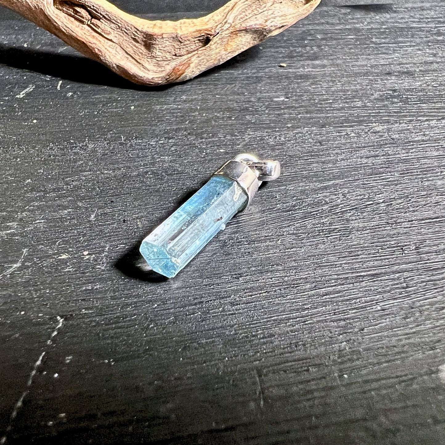Blauer Aquamarin Anhänger mit natürlicher Spitze | Happy Minerals