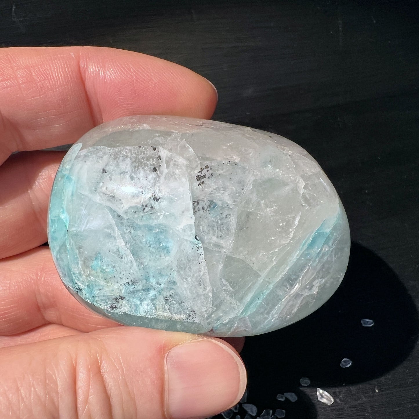 Chrysokoll Quarz Handschmeichler | Quantum Quattro 117g in der Hand | Happy Minerals
