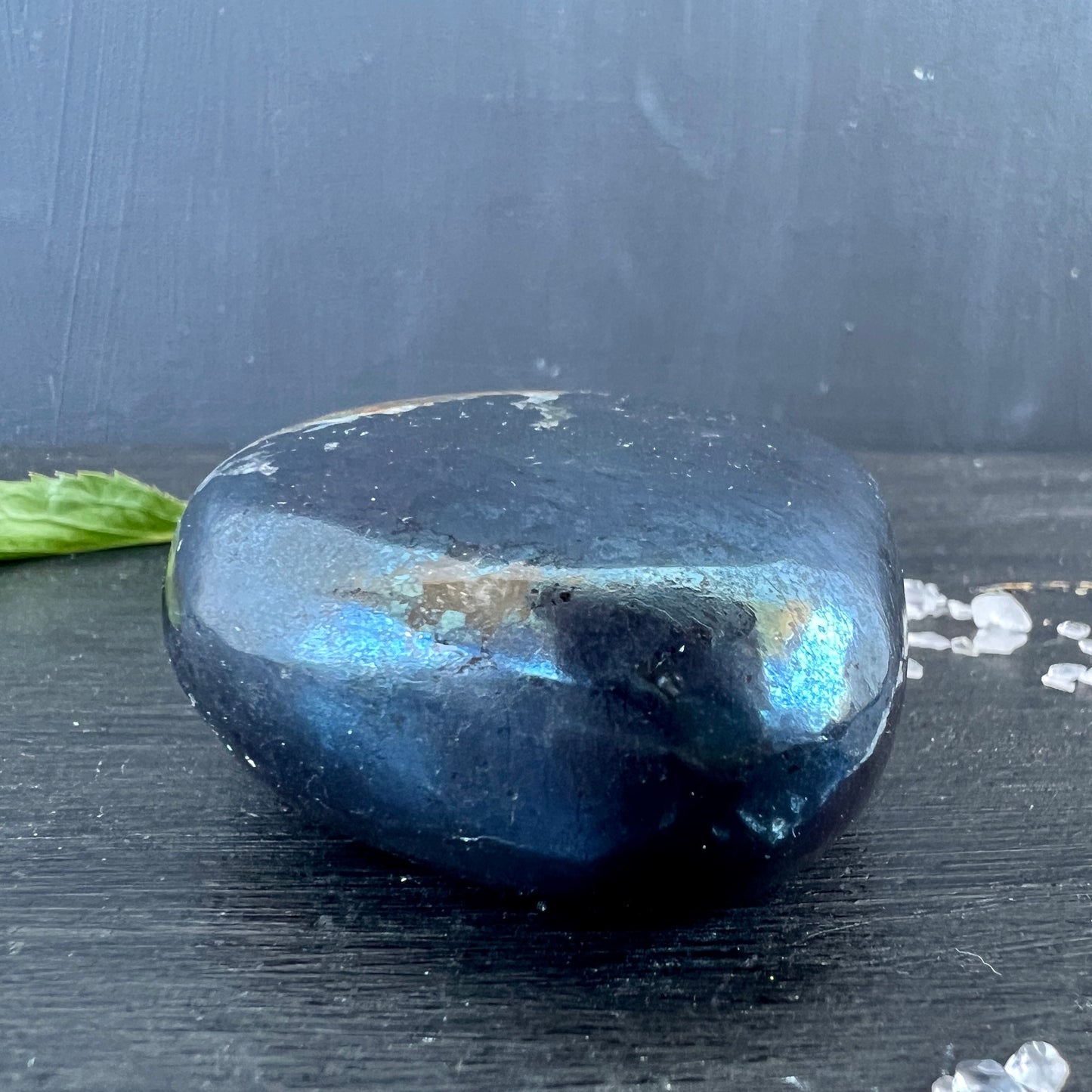 Covellin Handschmeichler, flach, 103 Gramm | Happy Minerals