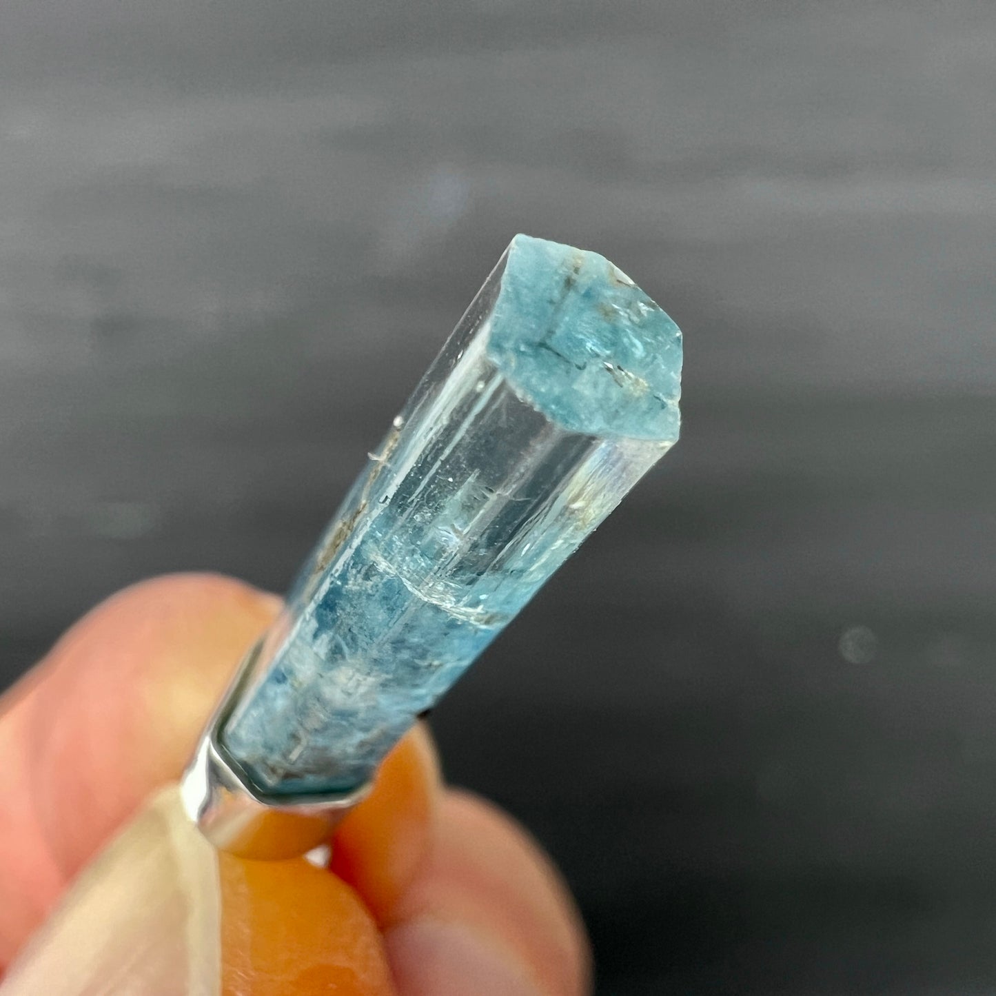 Detailaufnahme eines rohen Aquamarin Kristalls mit natürlicher Spitze und Silberfassung | Happy Minerals