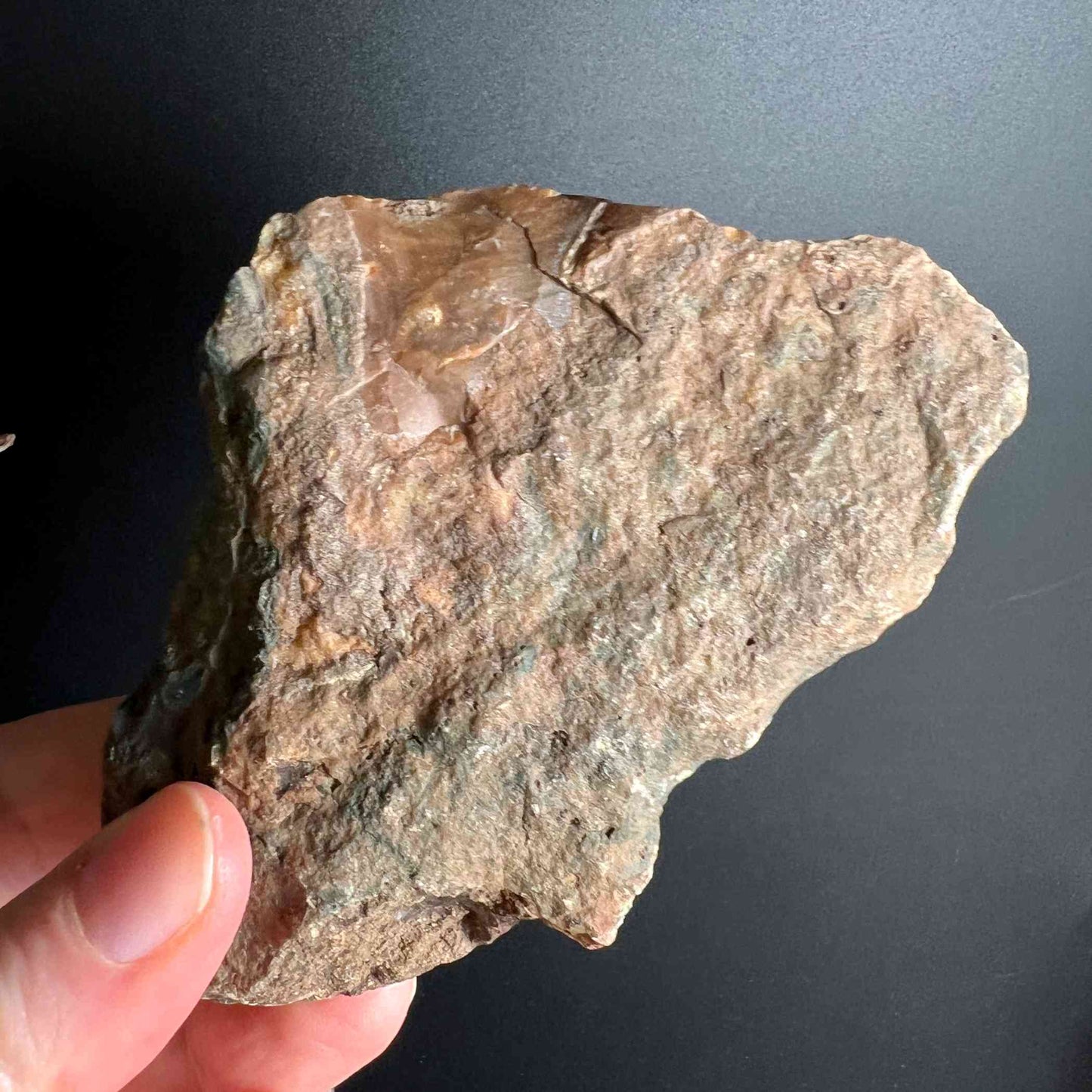 Heliotrop Rohstein aus Brasilien, grün-rot Variante Nr. 6, dreieckig, Rückseite