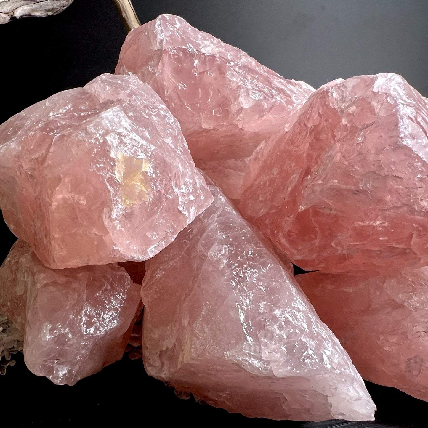 ntensive rosa Kristalle aus Brasilien – Rosenquarz Rohstücke Nahaufnahme | Happy Minerals