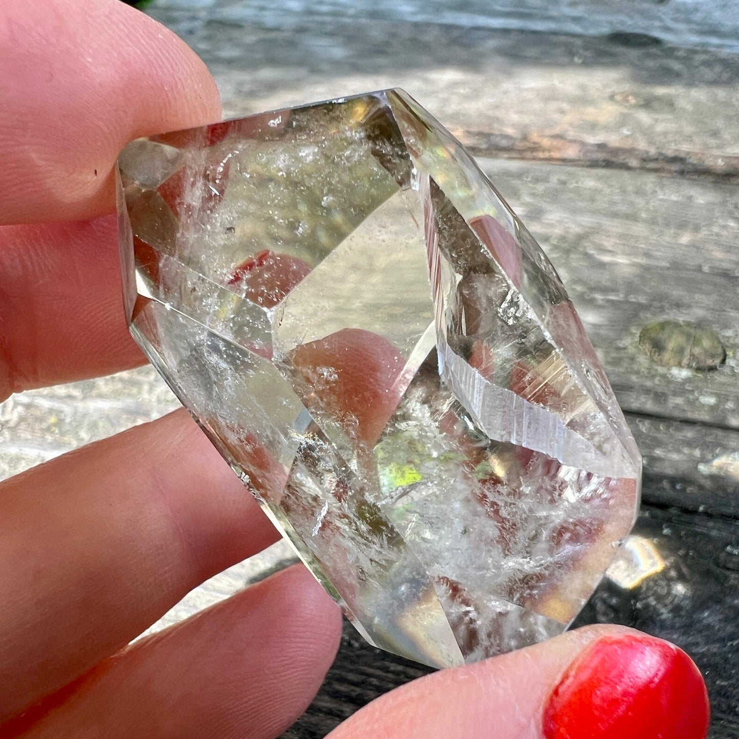 Klarer unbehandelter Citrin Kristall in polygonaler Form auf Holz | Happy Minerals