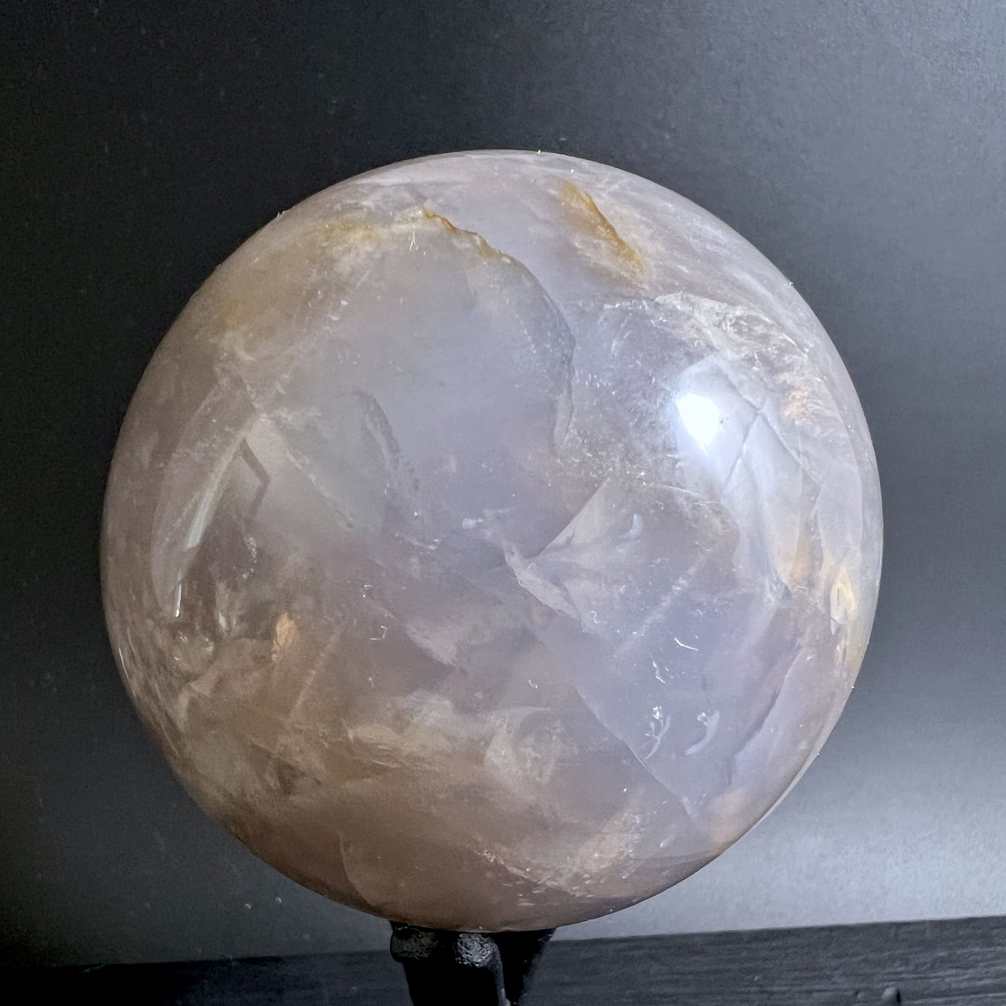 Kristallkugel aus Blauem Rosenquarz mit zarten Schleiern und Farbspiel | Happy Minerals