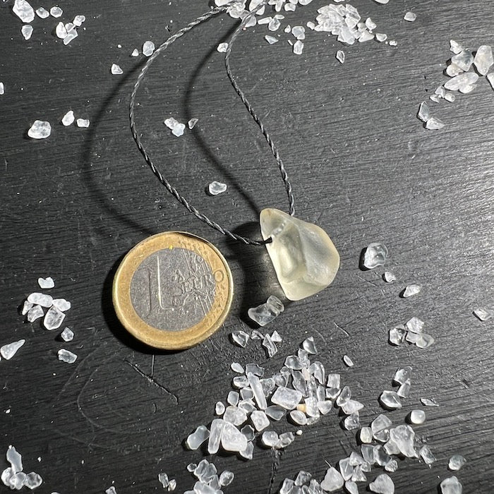 Libysches Glas Anhänger. Tektit gebohrt, mit Euromünze. | Happy Minerals