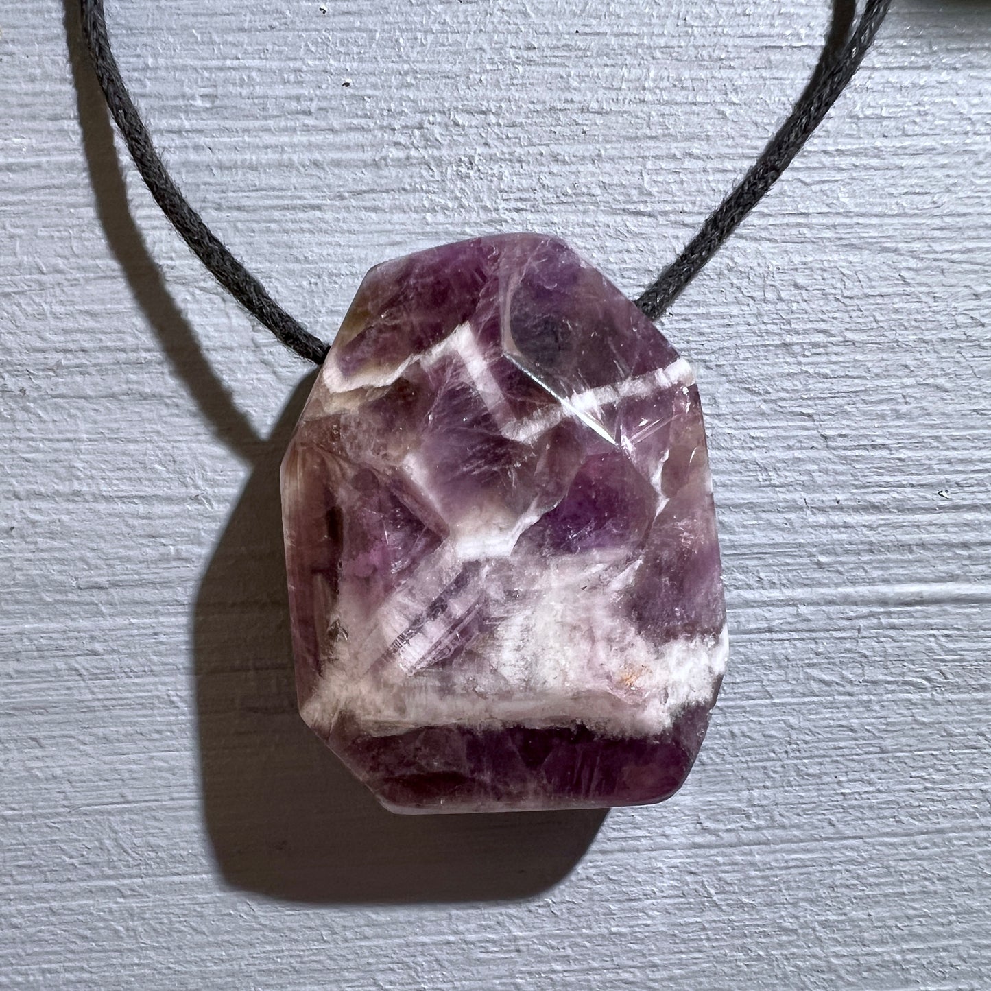 Lila-weißer Dream Amethyst Anhänger. | Happy Minerals
