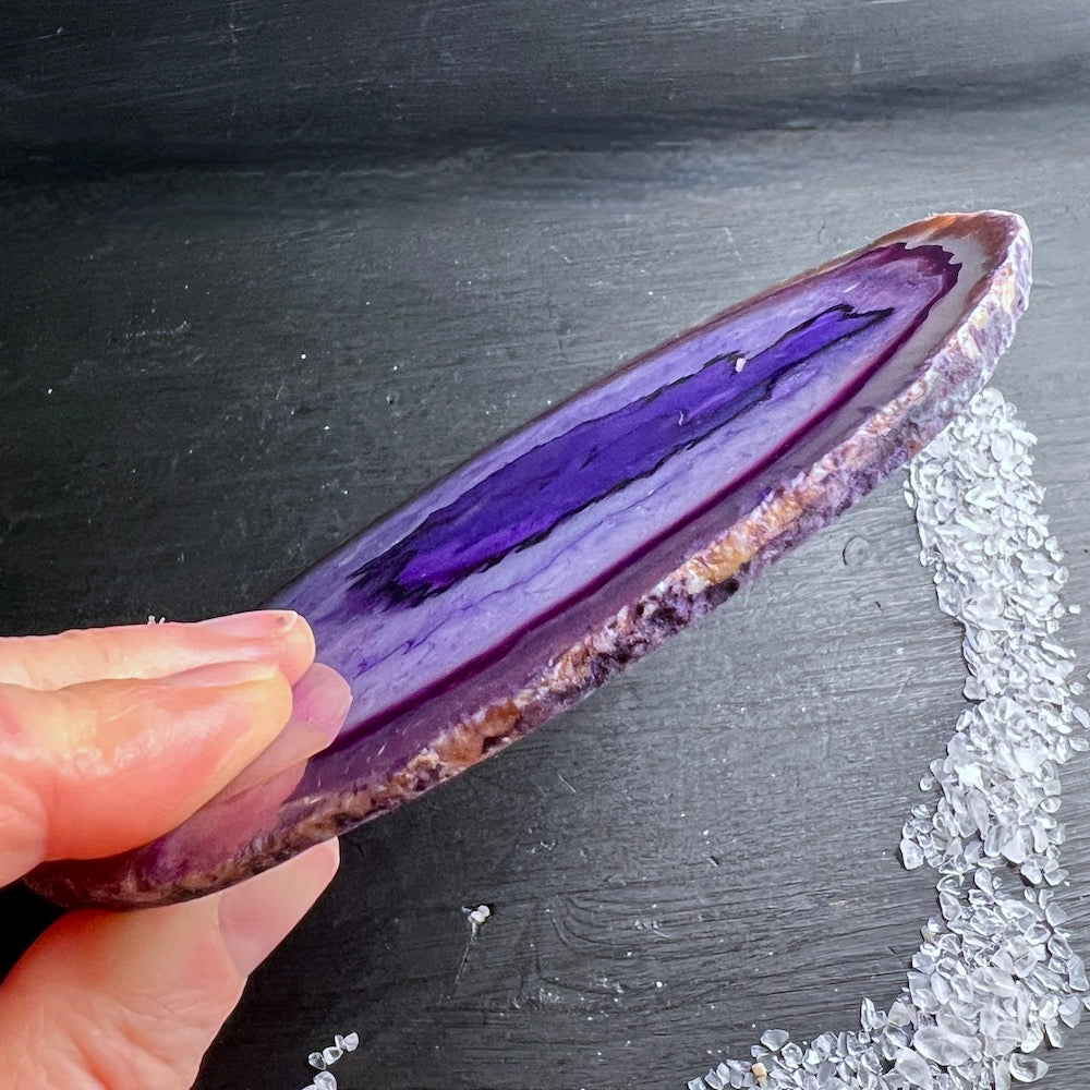 Lila Achatscheibe aus Brasilien, mit einem stilvollen Teelichthalter aus Holz als Set. Seitlich| Happy Minerals