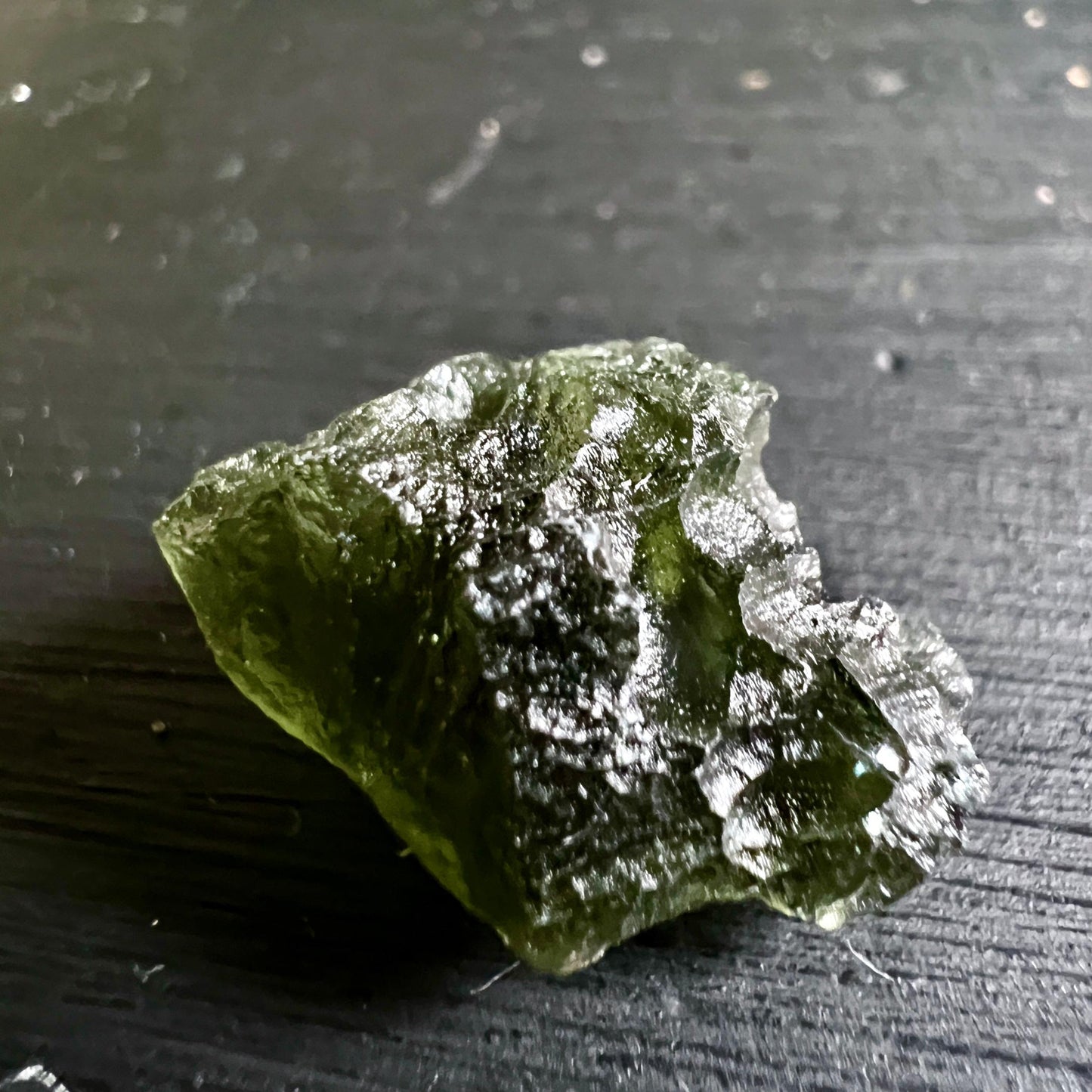 Besednice Moldavit Tektit mit filigranen Spitzen seitlich | Happy Minerals