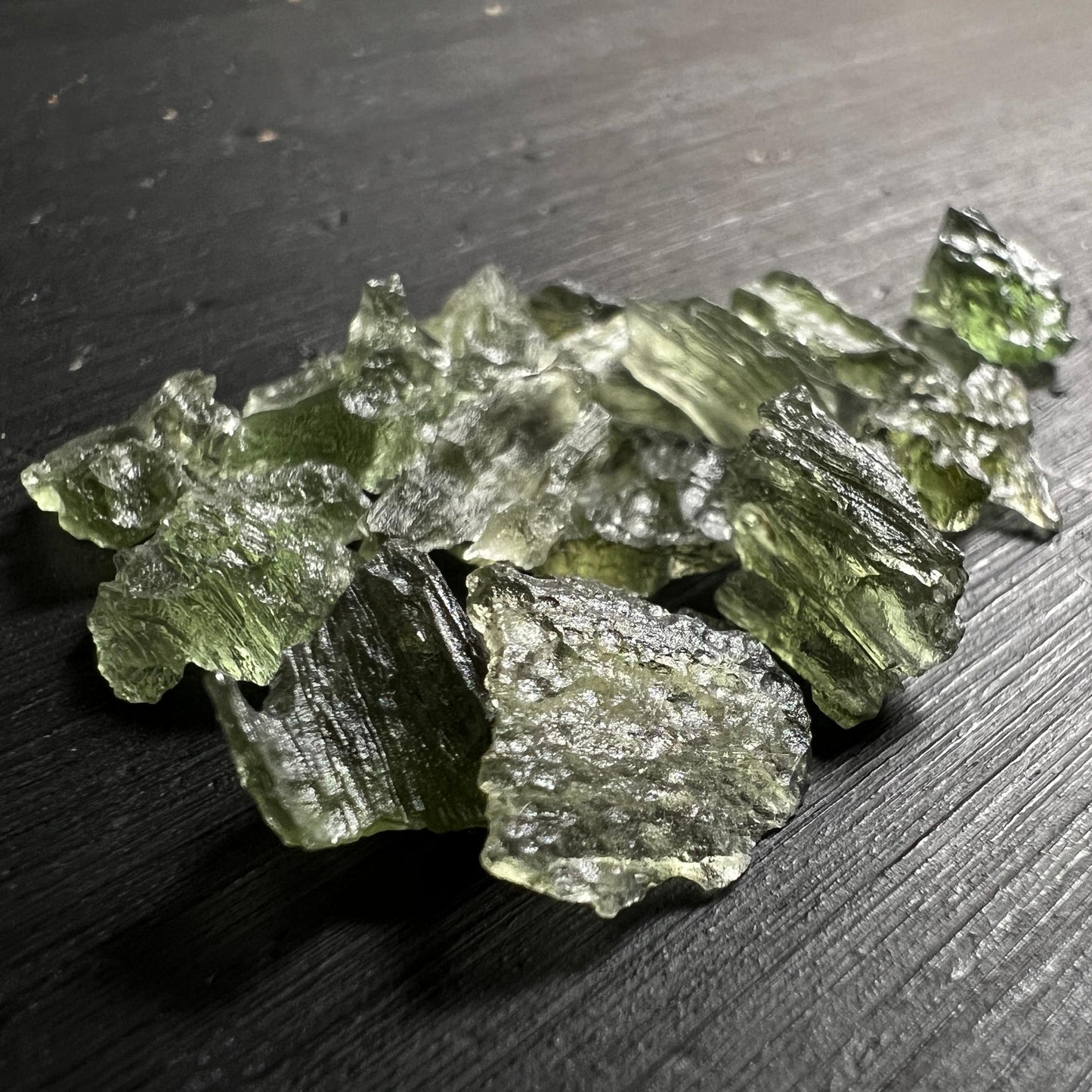 Nahaufnahme Mini Moldavite Besednice – glasige Textur und Grüntöne | Happy Minerals