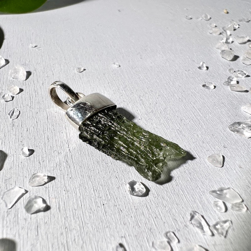 Moldavit Anhänger, 33mm, mit Silberöse, Seite | Happy Minerals