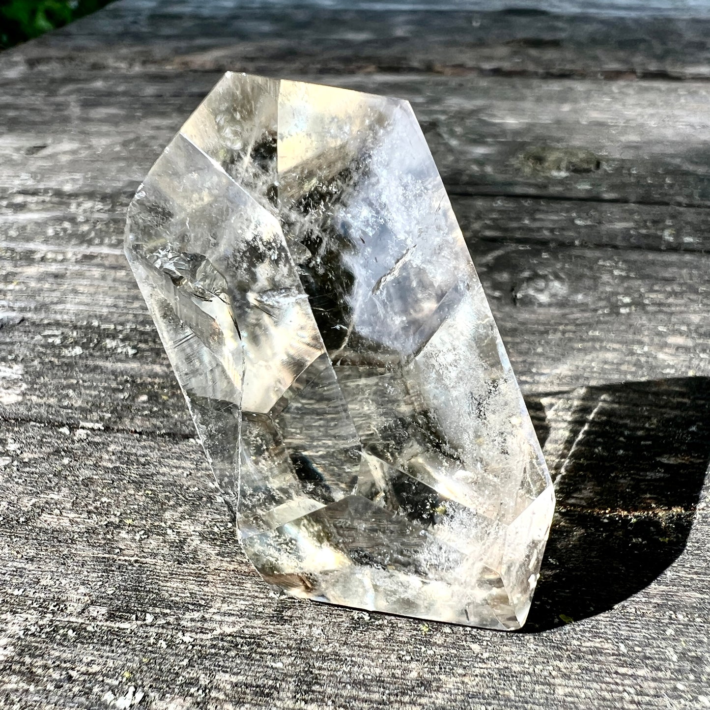 Nahaufnahme vom facettierten Citrin – reine Klarheit und natürliche Einschlüsse | Happy Minerals