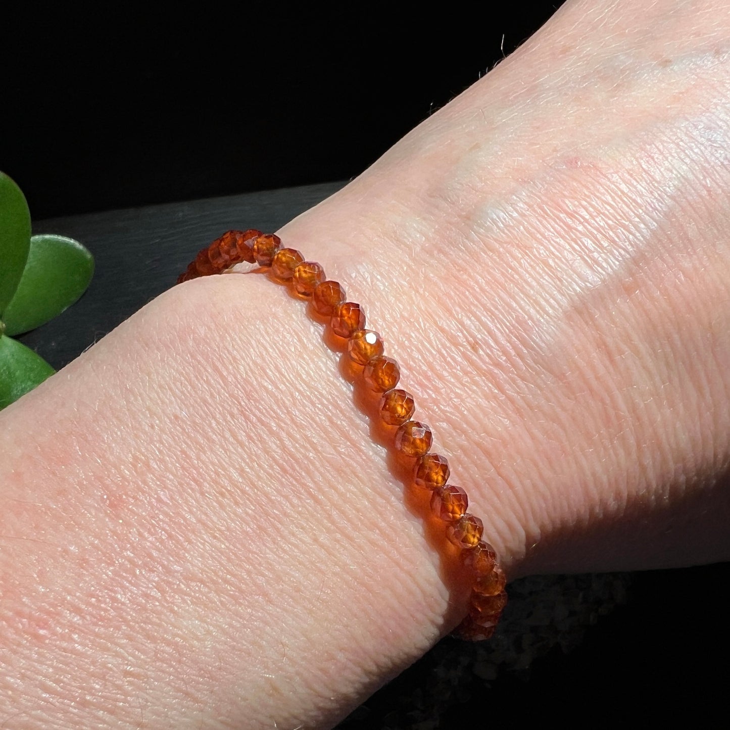 Orange Granat Spessartrin Armband am Handgelenk | Happy Minerals