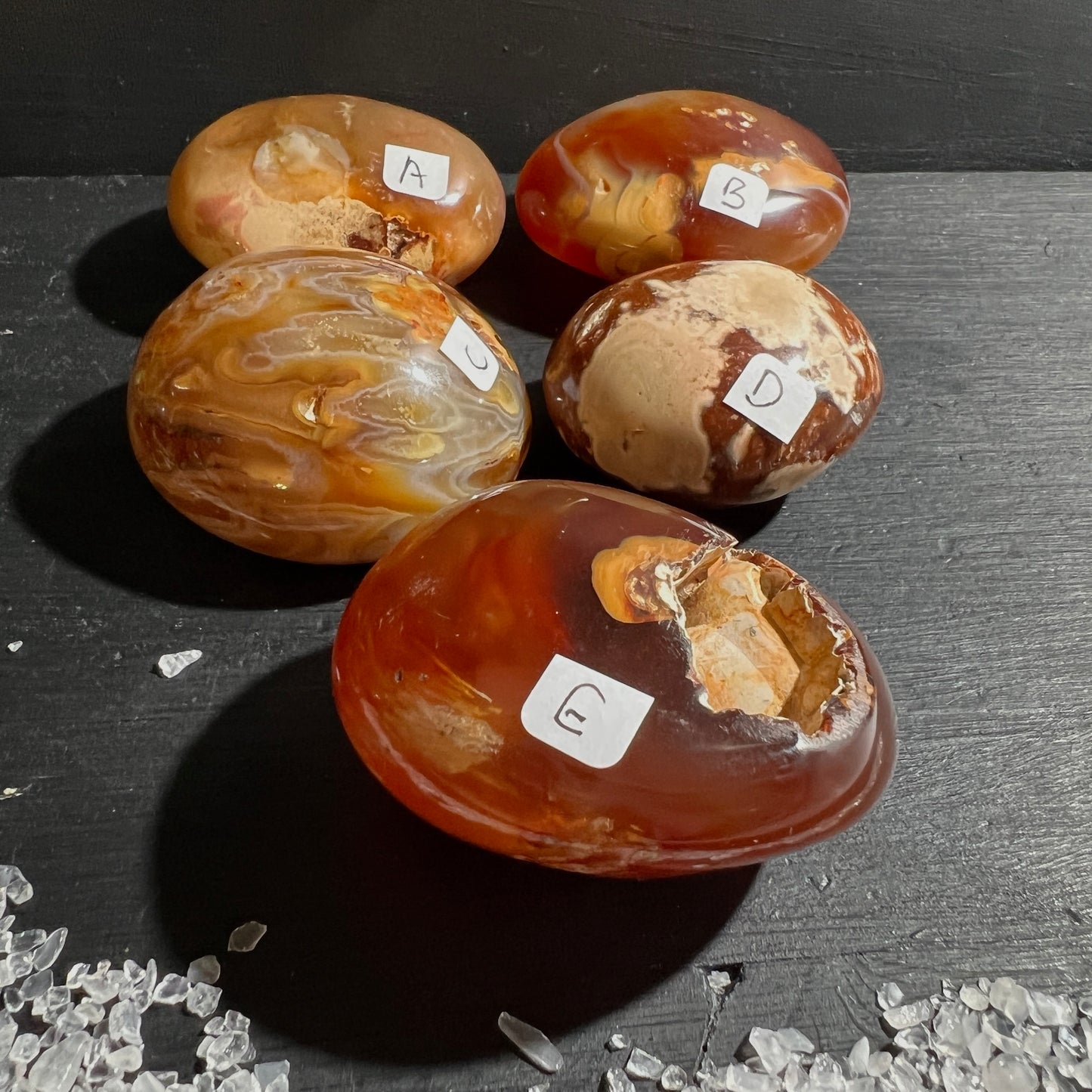Orange Karneol / Sardonyx aus Madagaskar – Sardonyx a-e seitlich | Happy Minerals