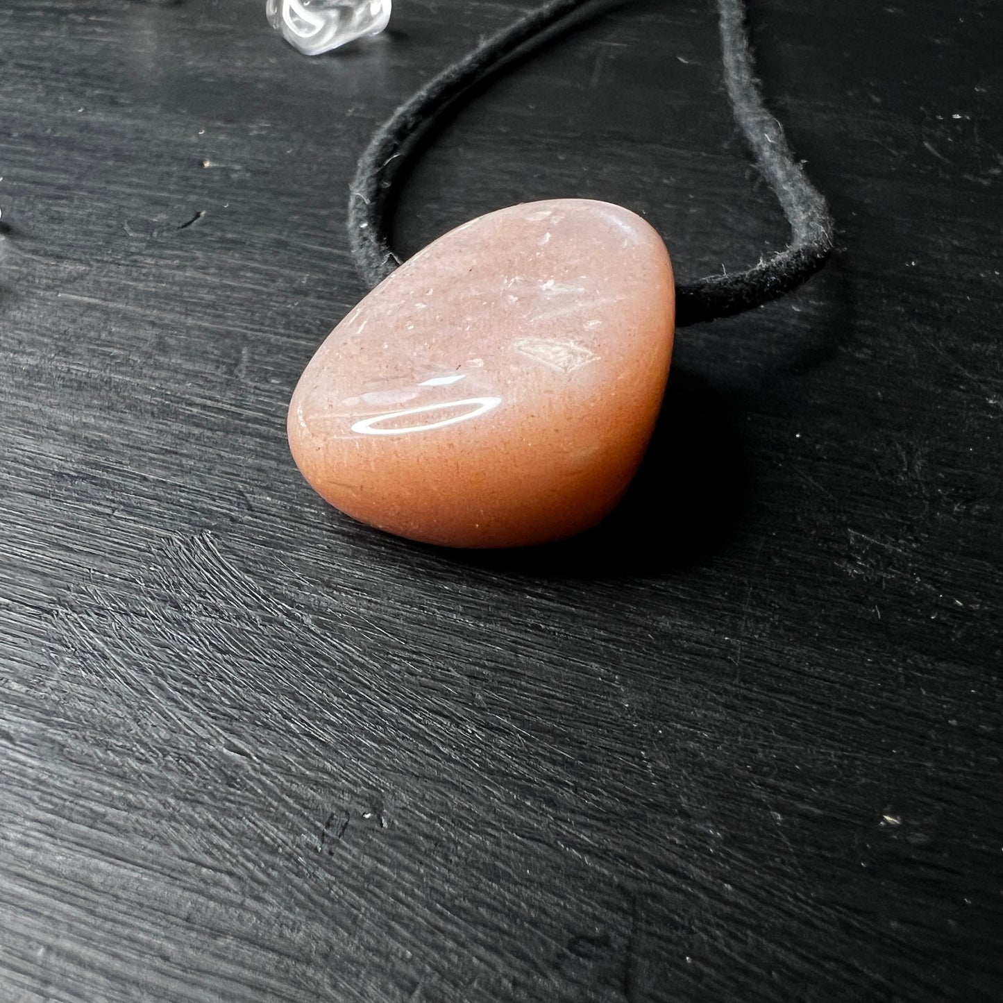 Orange Mondstein Anhänger seitlich