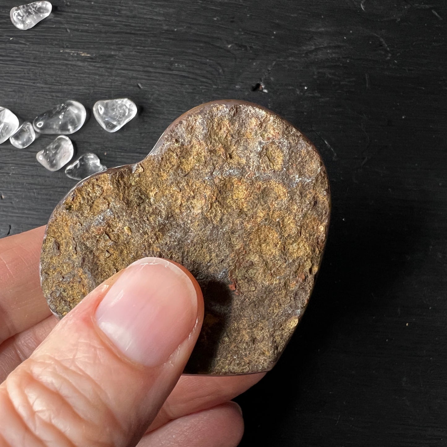 Orange Rainbow Galaxy Amethyst Herz aus Uruguay, Unterseite | Happy Minerals