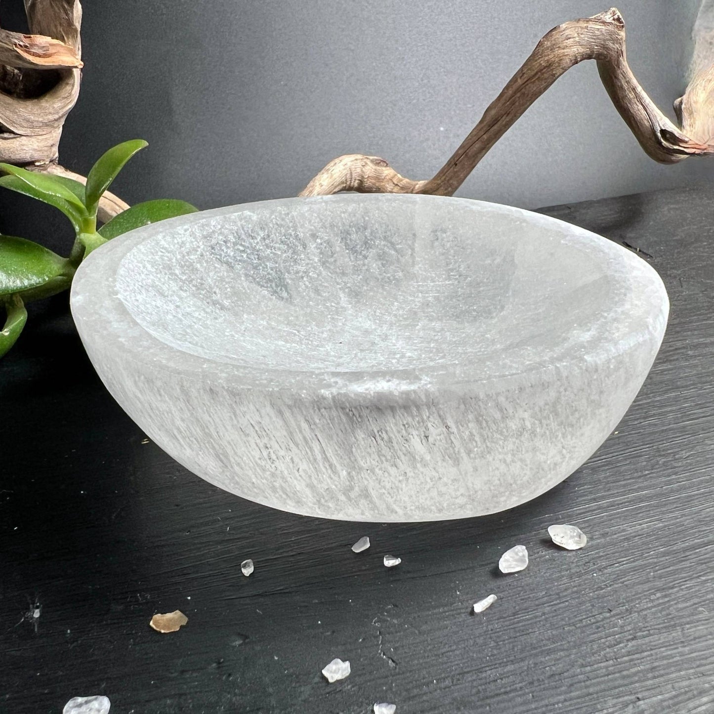 Nahaufnahme der seidigen Faserstruktur einer weißen Selenitschale | Happy Minerals