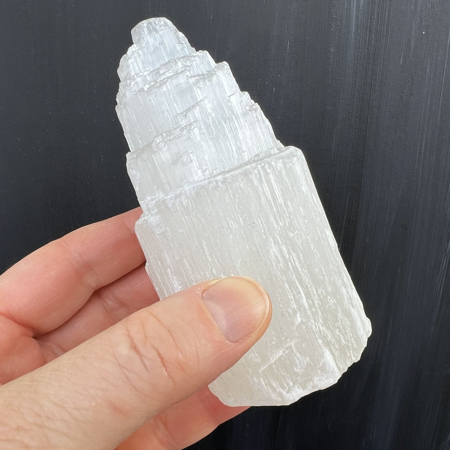 Selenit Turm 10cm in der Hand | Happy Minerals