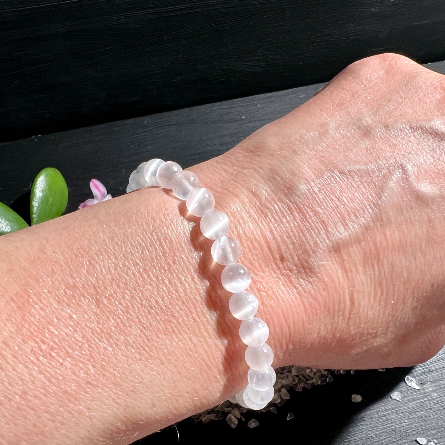Selenitarmband – Schimmernde, weiße 6mm Selenit Kugeln, elastisch, ca. 19cm | Happy Minerals