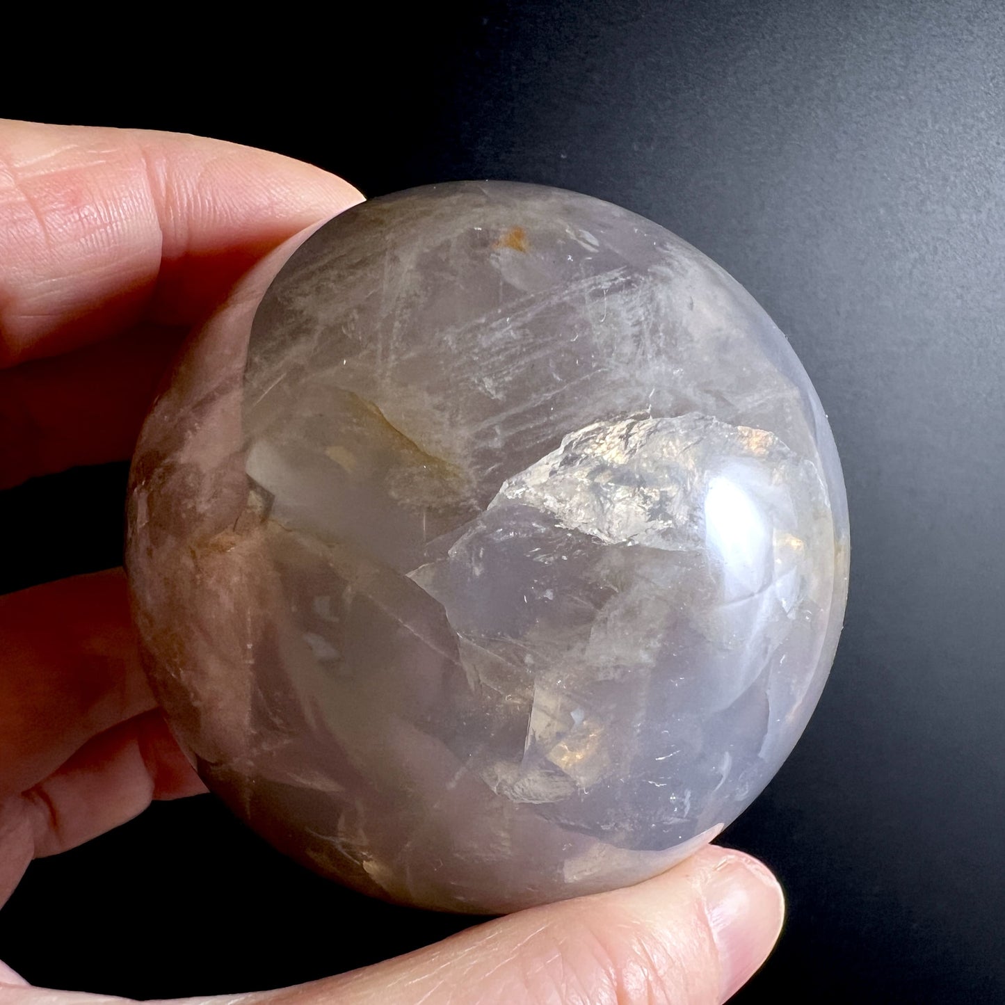 Seltene Rosenquarz Kugel mit blauen Nuancen und Regenbogen Einschlüssen | Happy Minerals