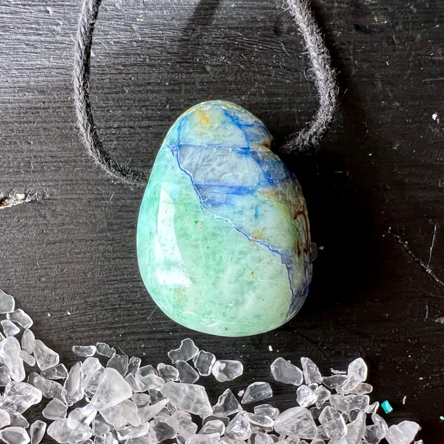 Seltener Shattuckit Anhänger, mit helltürkisen und blauen Einschlüssen. Der Anhänger ist flach, oval geformt, 25x19mm, gebohrt , mit verstellbaren Band. | Happy Minerals