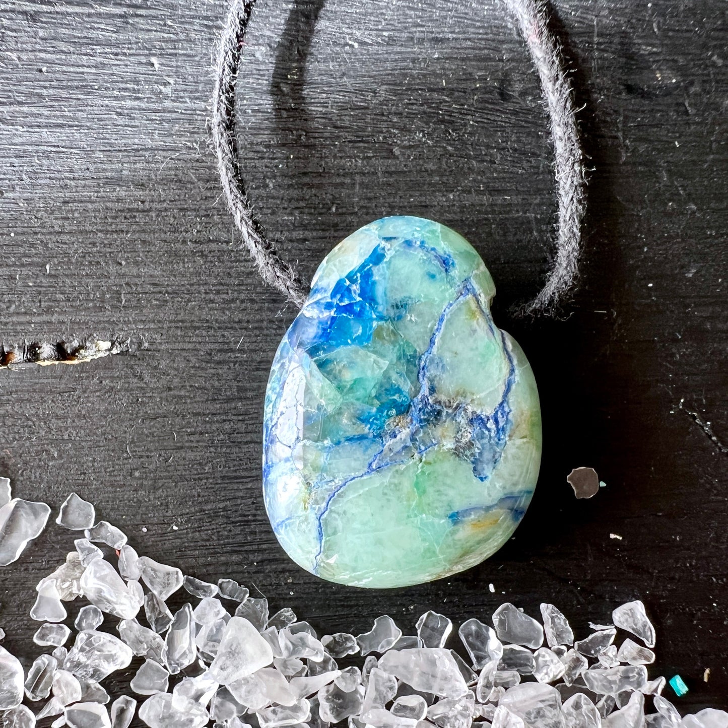 Seltener Shattuckit Anhänger, mit helltürkisen und blauen Einschlüssen. Der Anhänger ist flach, oval geformt, 25x19mm, gebohrt und kommt mit verstellbaren Band. | Happy Minerals