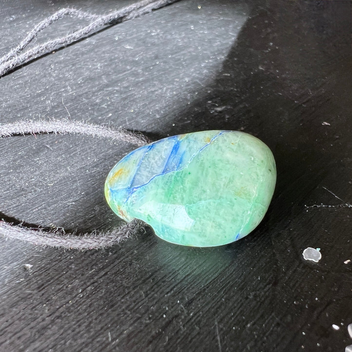 Seltener Shattuckit Anhänger, mit helltürkisen und blauen Einschlüssen. Der Anhänger ist flach, oval geformt, 25x19mm groß, gebohrt und kommt mit verstellbaren Band. | Happy Minerals