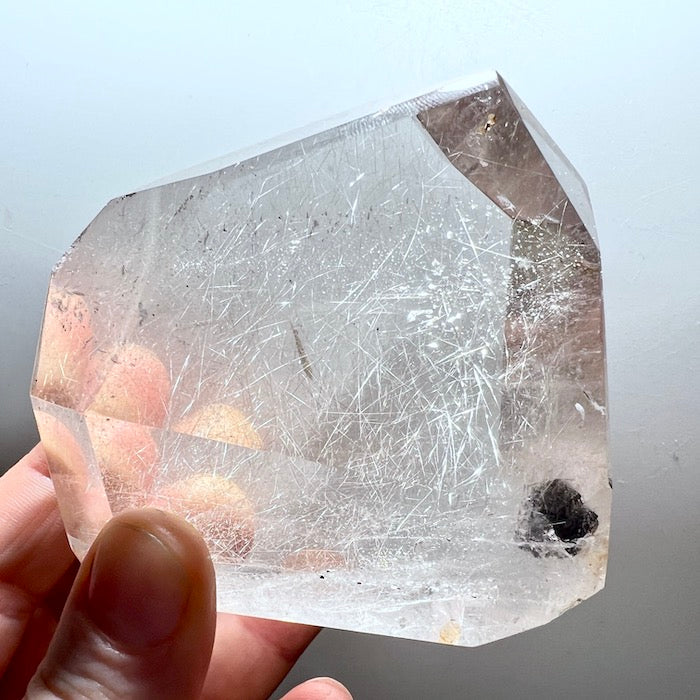 Silberfarbener Rutil in Klarem Quarz mit Muskovit-Einschluss! Heller intergrund.| Happy Minerals