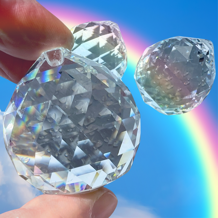 Suncatcher Kristall ca.4 cm. Bringt eine bezaubernde Atmosphäre. Der Bleigehalt liegt bei 6%, es wird auch K2 Glas genannt. | Happy Minerals