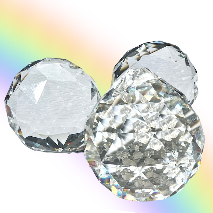 Suncatcher Kristall ca.4 cm. Bringt eine bezaubernde Atmosphäre in jeden Raum. Der Bleigehalt liegt bei 6%, es wird auch K2 Glas genannt. | Happy Minerals