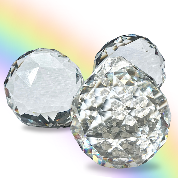 Suncatcher Kristall ist ca.4 cm groß und bringt eine bezaubernde Atmosphäre in jeden Raum. Der Bleigehalt liegt bei 6%, es wird auch K2 Glas genannt. | Happy Minerals