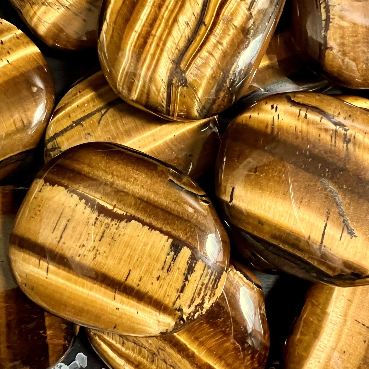 Tigerauge Handschmeichler Nahaufnahme | Happy Minerals