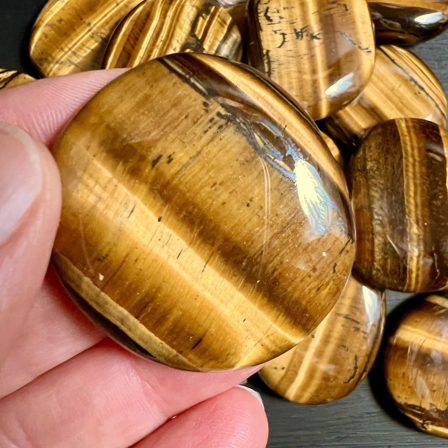 Tigerauge Handschmeichler Nahaufnahme in der Hand | Happy Minerals