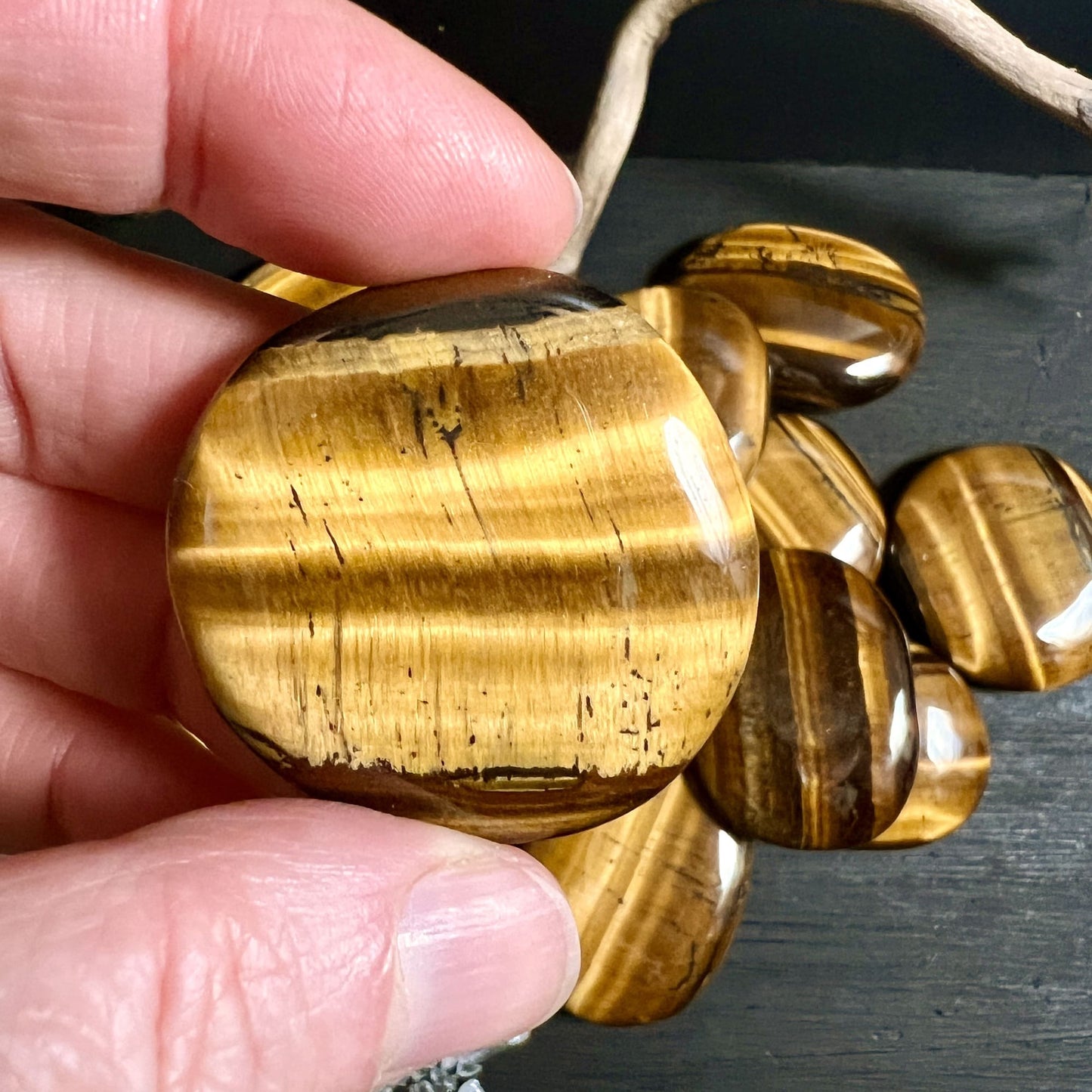 Tigerauge Handschmeichler in der Hand | Happy Minerals