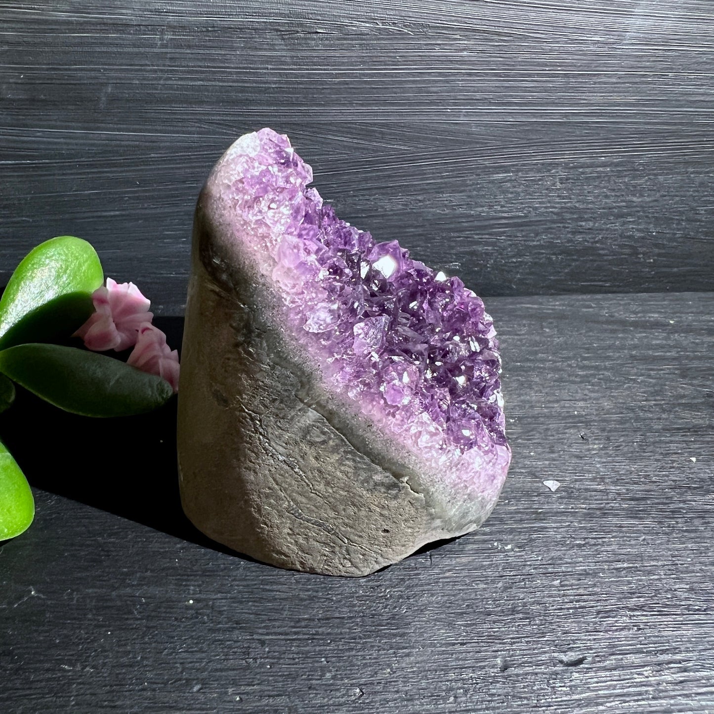 Uruguay Amethyst, polierte Kanten, stehen. Intensive lila Farbe. Seitlich. | Happy Minerals