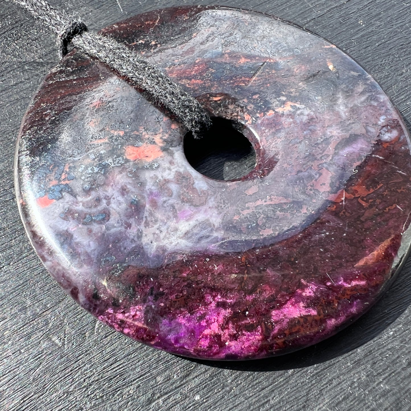 XL Sugilith Donut 56mm Nahaufnahme | Happy Minerals