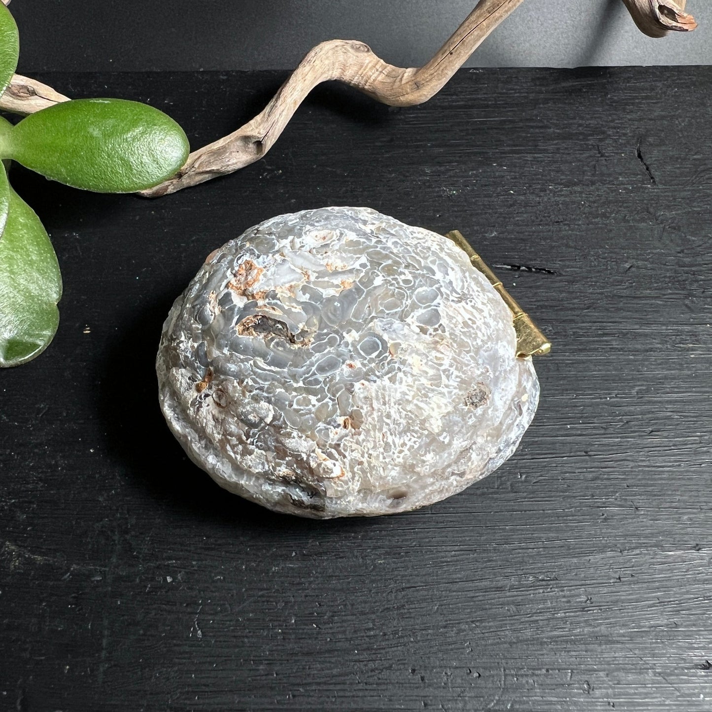 Brasilianischer Achat | Seitenansicht Dose | Messingscharniere sichtbar | Naturstein Box | Happy Minerals