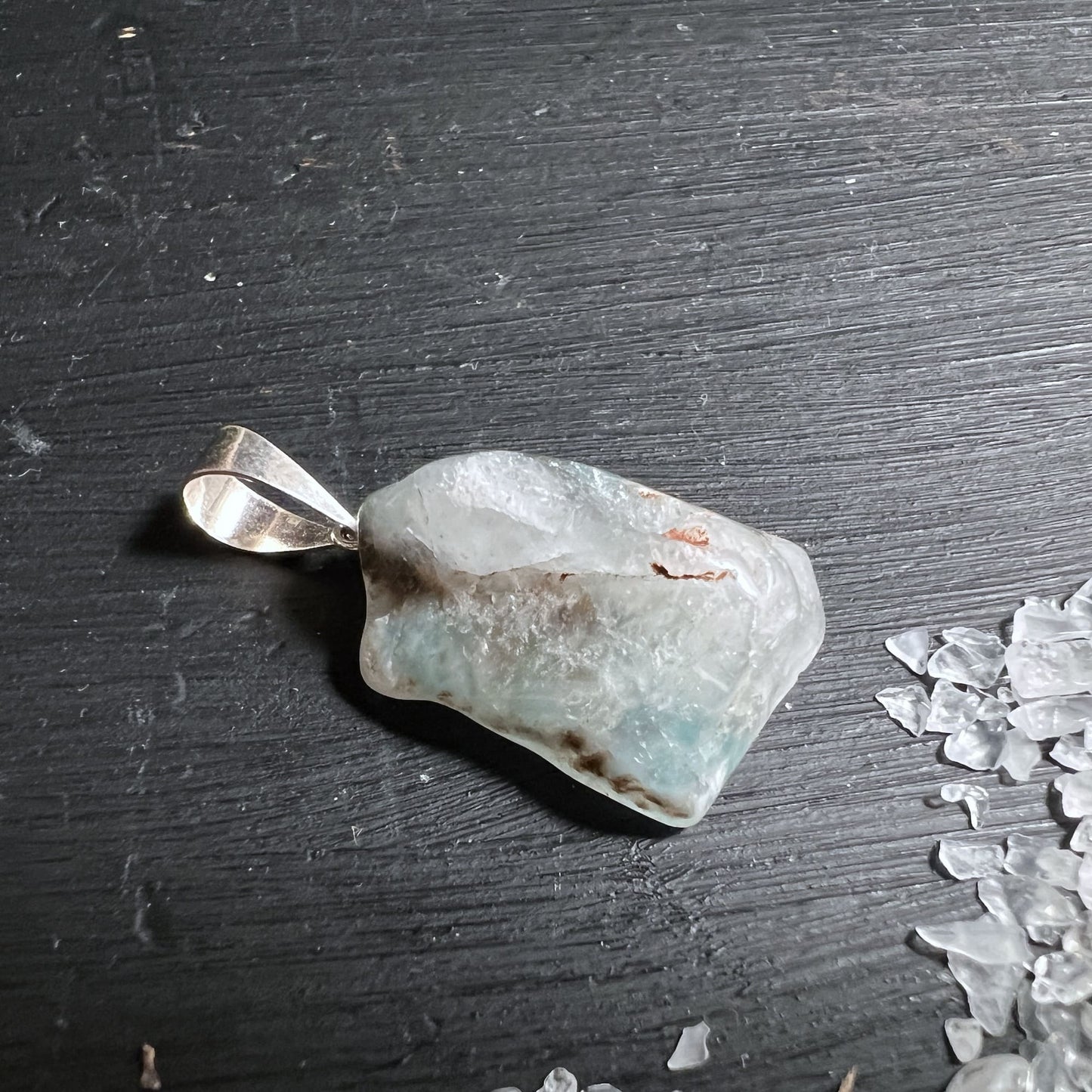 Ajote Quarz Anhänger mit Gilalit Einschlüssen, glänzende Silberöse | Happy Minerals
