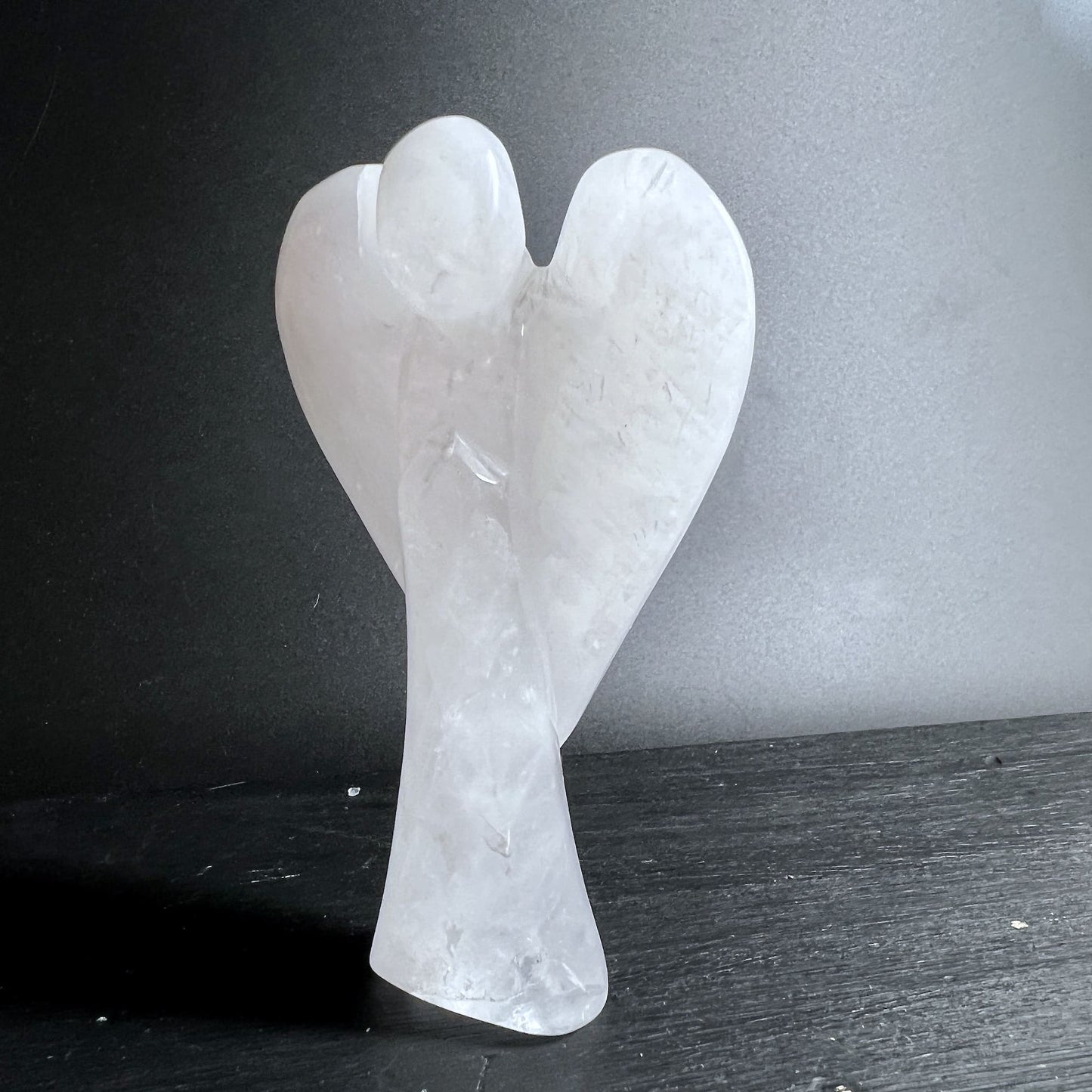 Engel aus Bergkristall und Schneequarz als Altar- oder Praxisbegleiter | Happy Minerals