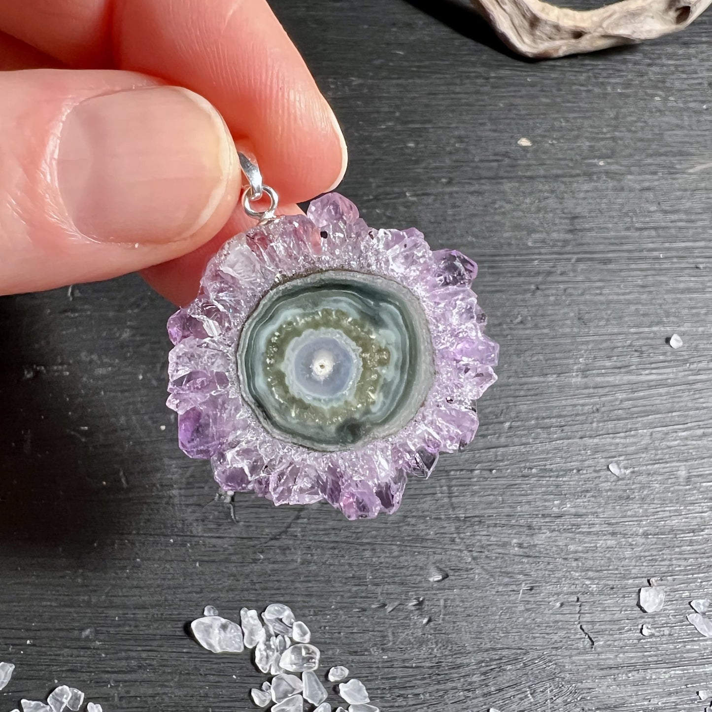 Amethyst-Sonnenanhänger als „Blume des Lichts“ Symbol | Happy Minerals