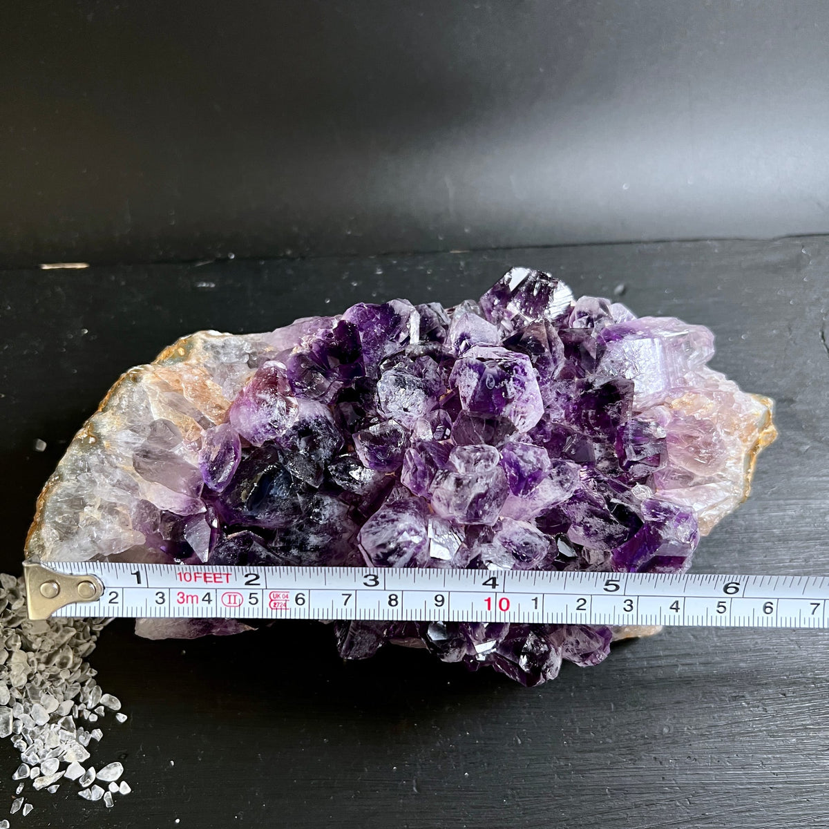 Amethyst Geode mit Maßband | Größenvergleich 25 cm | violette Kristalle Brasilien | Happy Minerals
