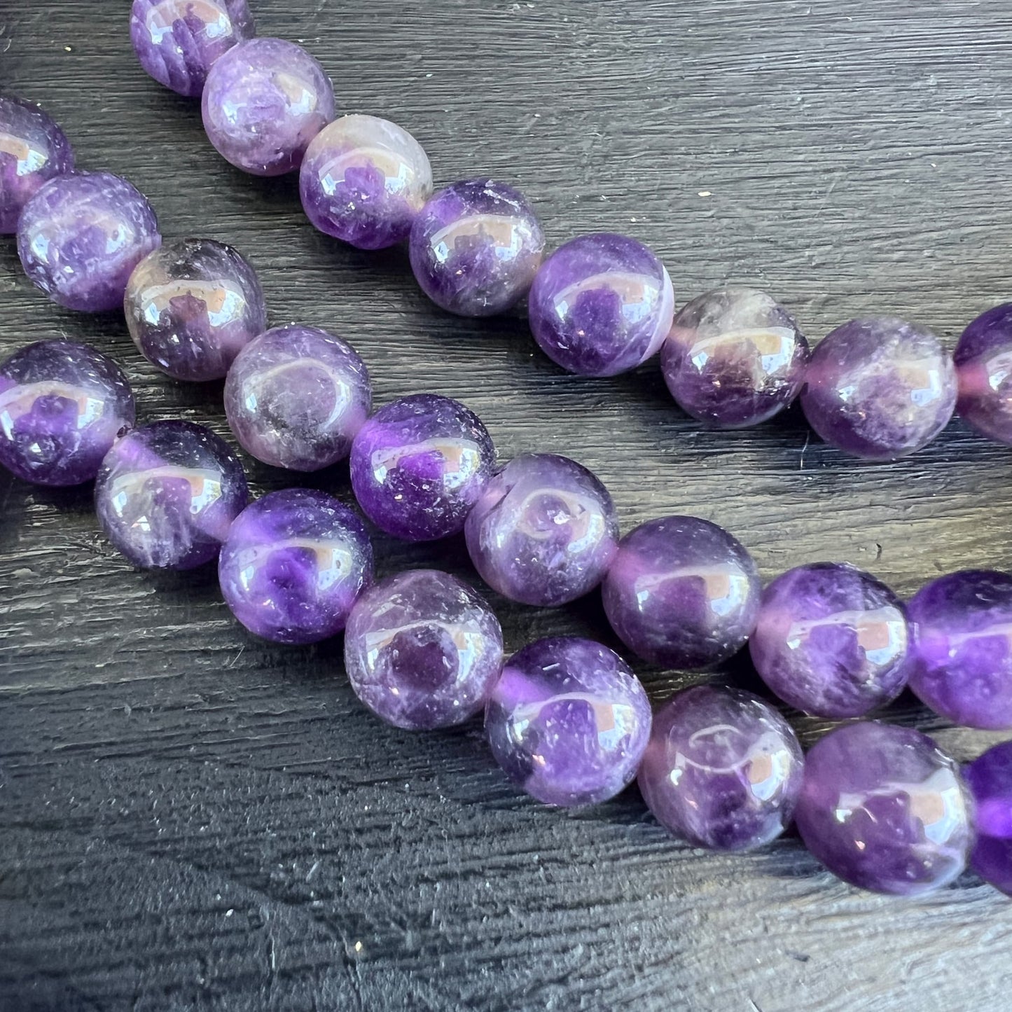 Amethyst Mala 108 Perlen | Makro Detailaufnahme | violette Steinperlen | Farbverlauf | Indien | Happy Minerals