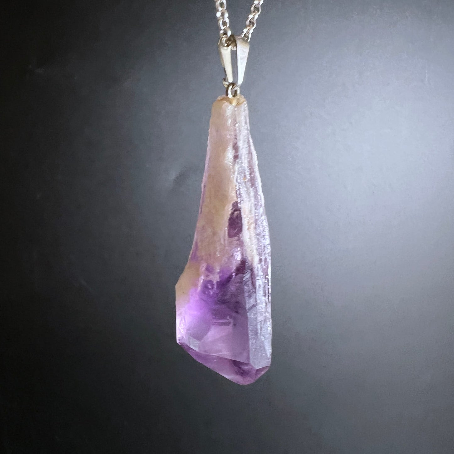 Amethyst Rohstein Anhaenger, spitz zulaufend, milchig-cremefarben mit violetten Kristallzonen, Silberoese | Happy Minerals
