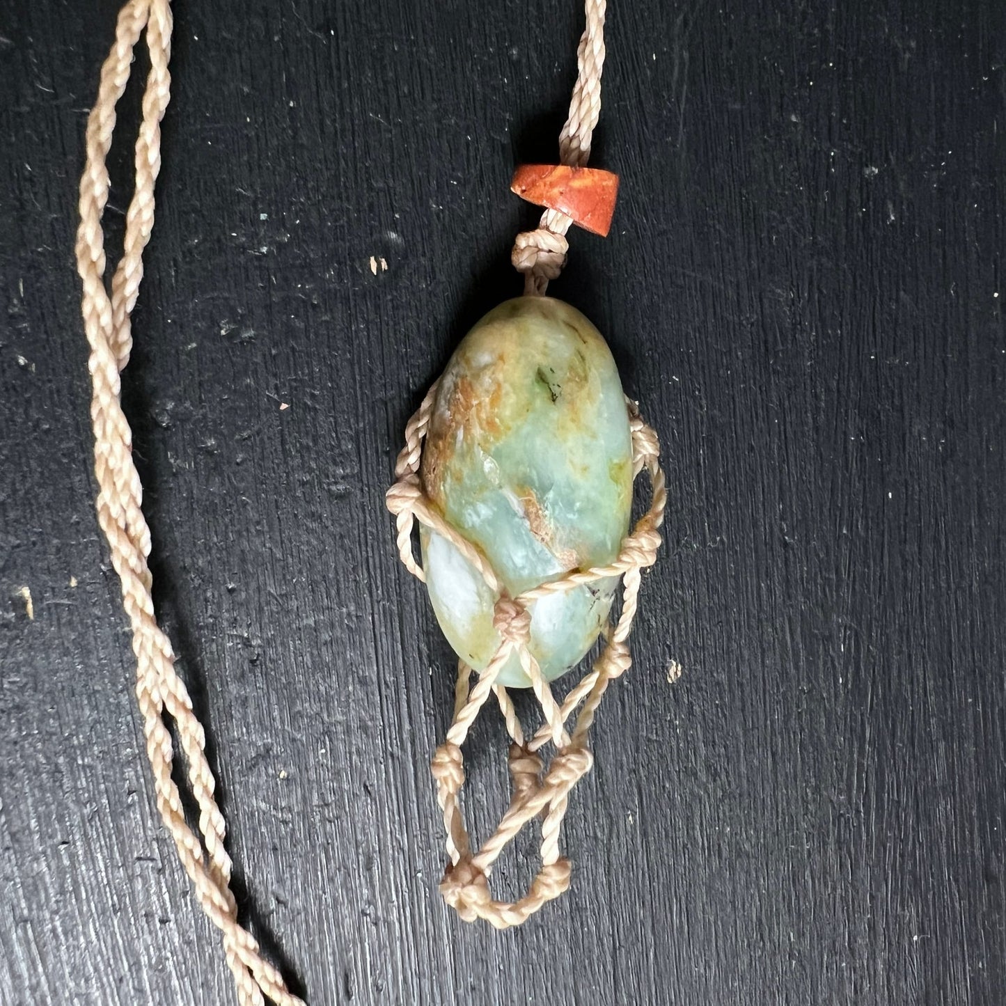 Andenopal Detail | Makramee-Muster | rote Achat-Perle | Happy Minerals | grün-goldene Einschlüsse