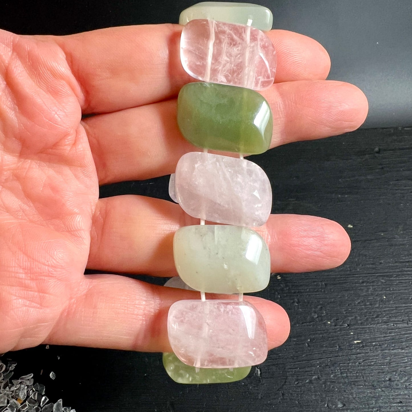 Rosenquarz-Serpentin Armband | in Handfläche liegend | Nahaufnahme | polierte Steine | Happy Minerals