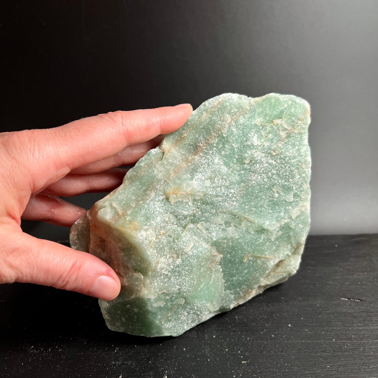 Aventurin | Rohstein | Seitenprofil | in Hand | dunkler Hintergrund | Happy Minerals